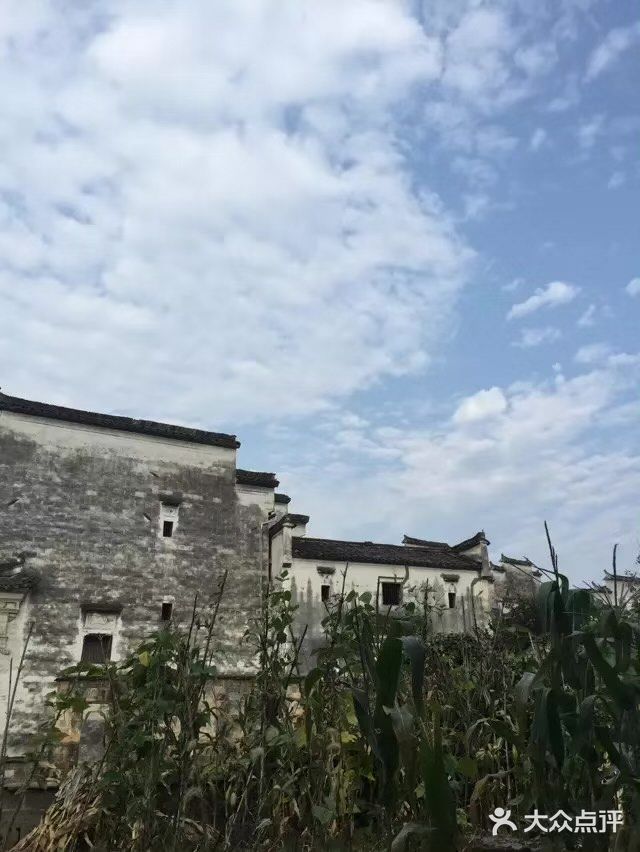 晚上有静谧的奶茶店也有嗨到爆的酒吧，看自己的选择咯
