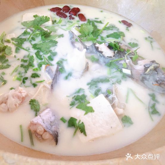 鱼品鲜草帽蒸汽石锅鱼