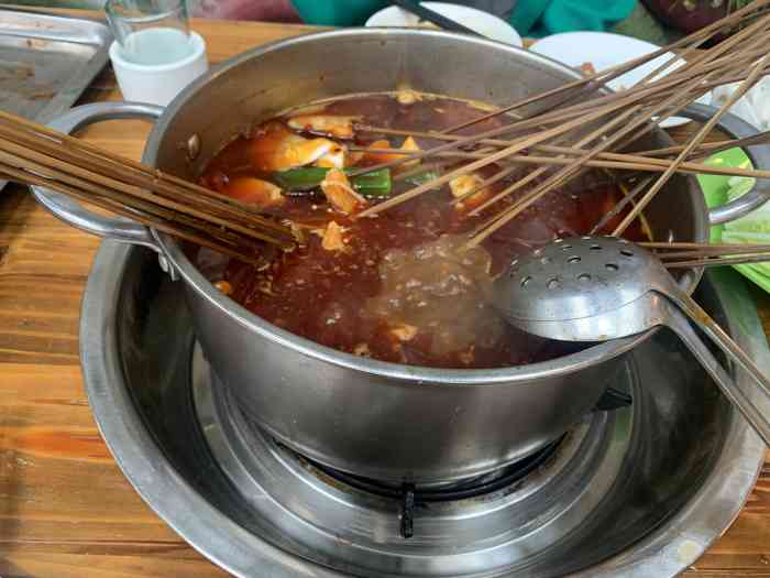 赞花婆锑锅串串-"差不多属于很不错的一家苍蝇馆子吧,听同事.