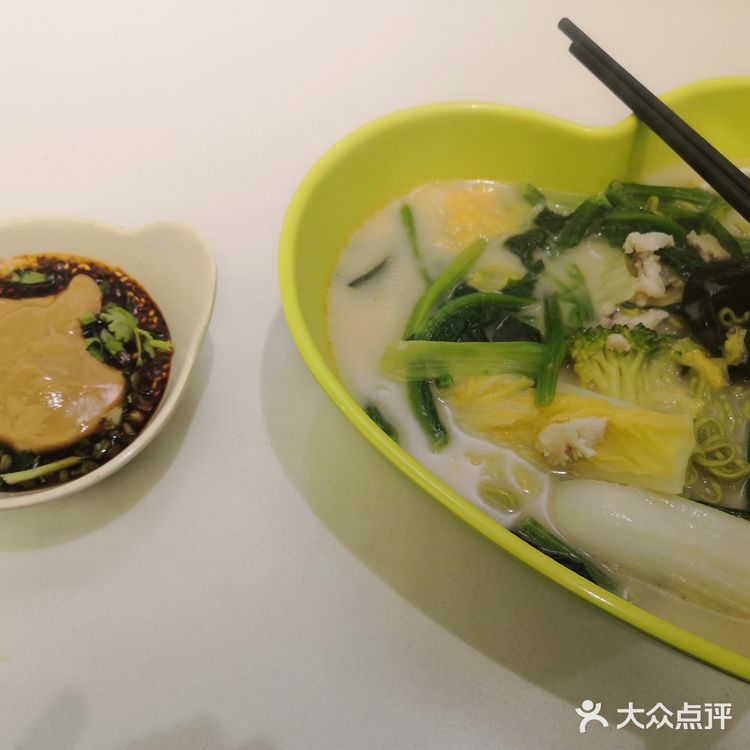 干干净净的麻辣烫店。