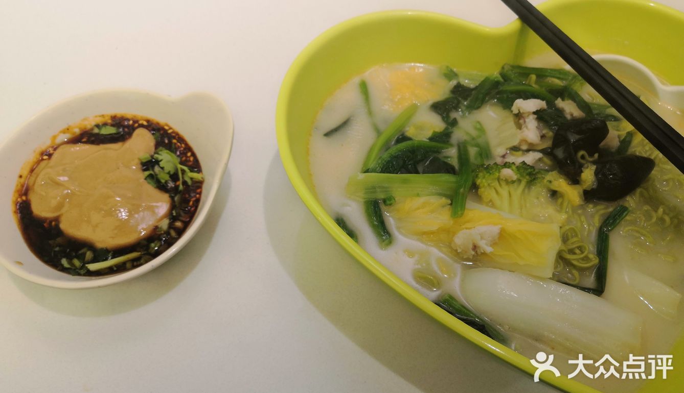 干干净净的麻辣烫店。