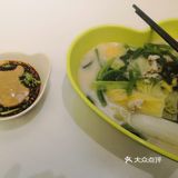 干干净净的麻辣烫店。