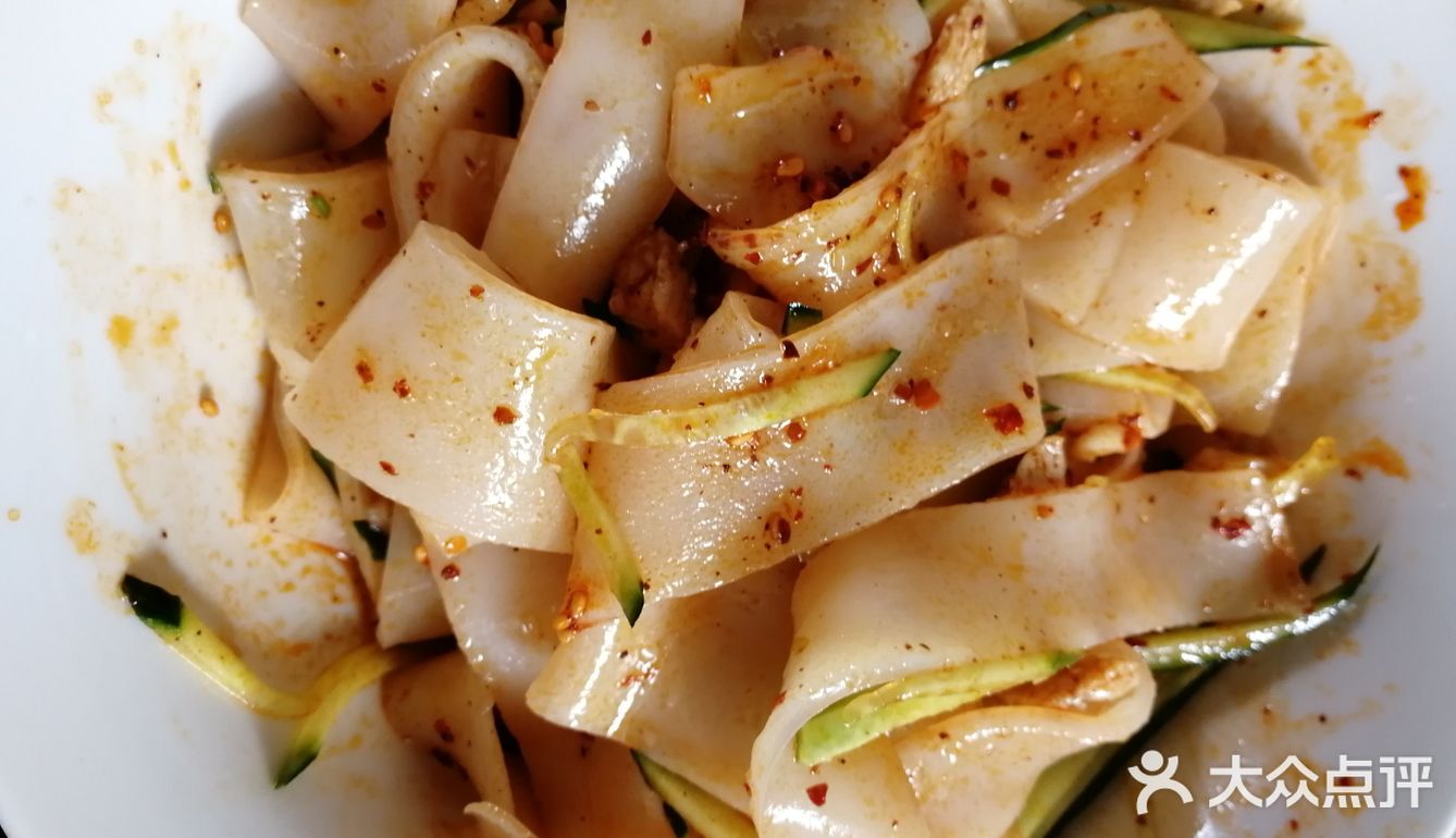 拌开的凉皮简直是色、香、味俱全！简直太美味了