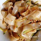 拌开的凉皮简直是色、香、味俱全！简直太美味了