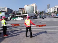 志願人員在指揮交通-珠海拱北口岸