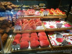 草莓脏脏包-巴黎贝甜(宜山路店)