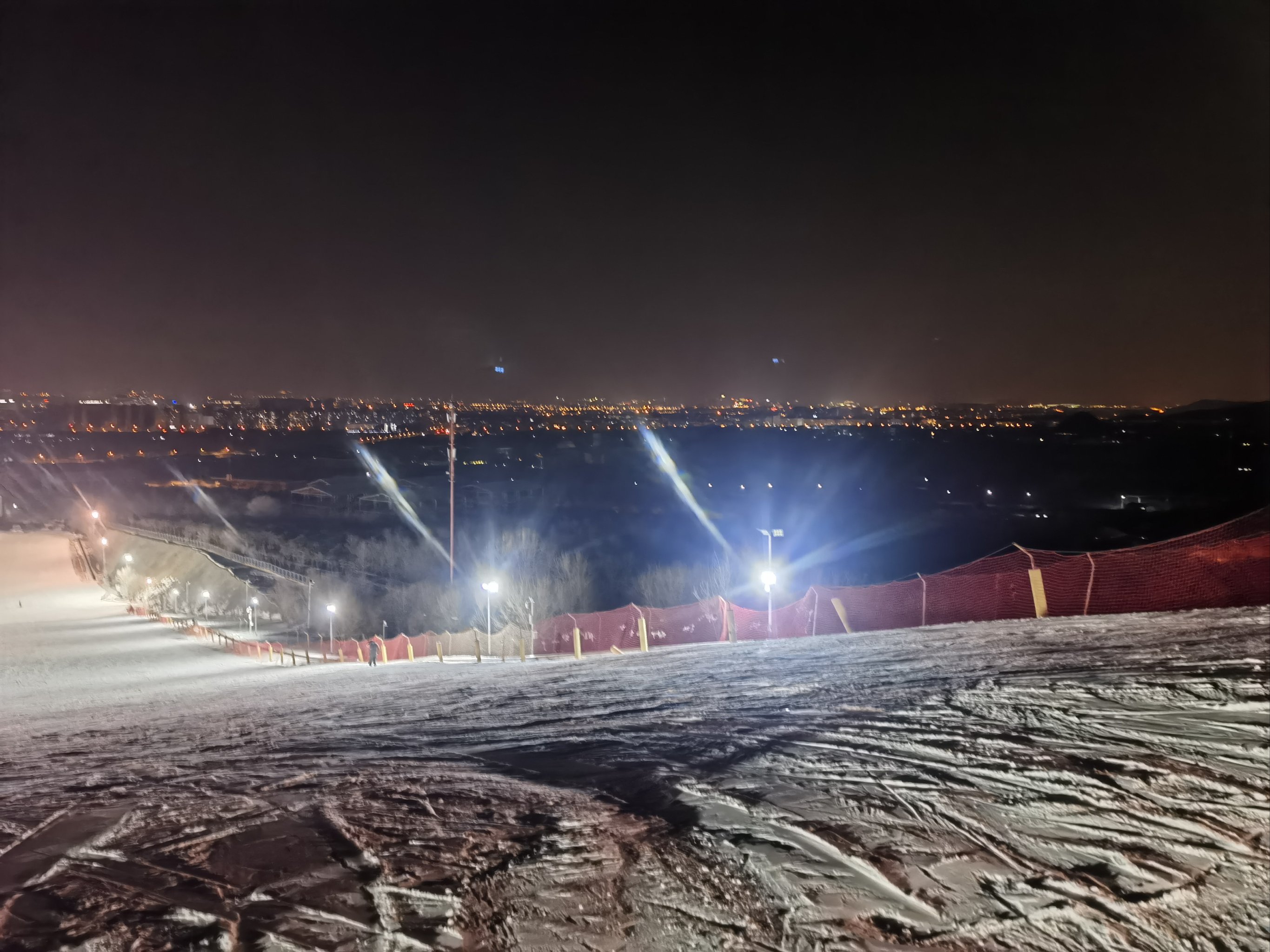 神湖四季滑雪场夜场图片