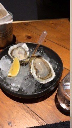 新鲜生蚝搭配柠檬和小洋葱-AZUL by FUEL蓝色·法式酒馆(琶醍店)