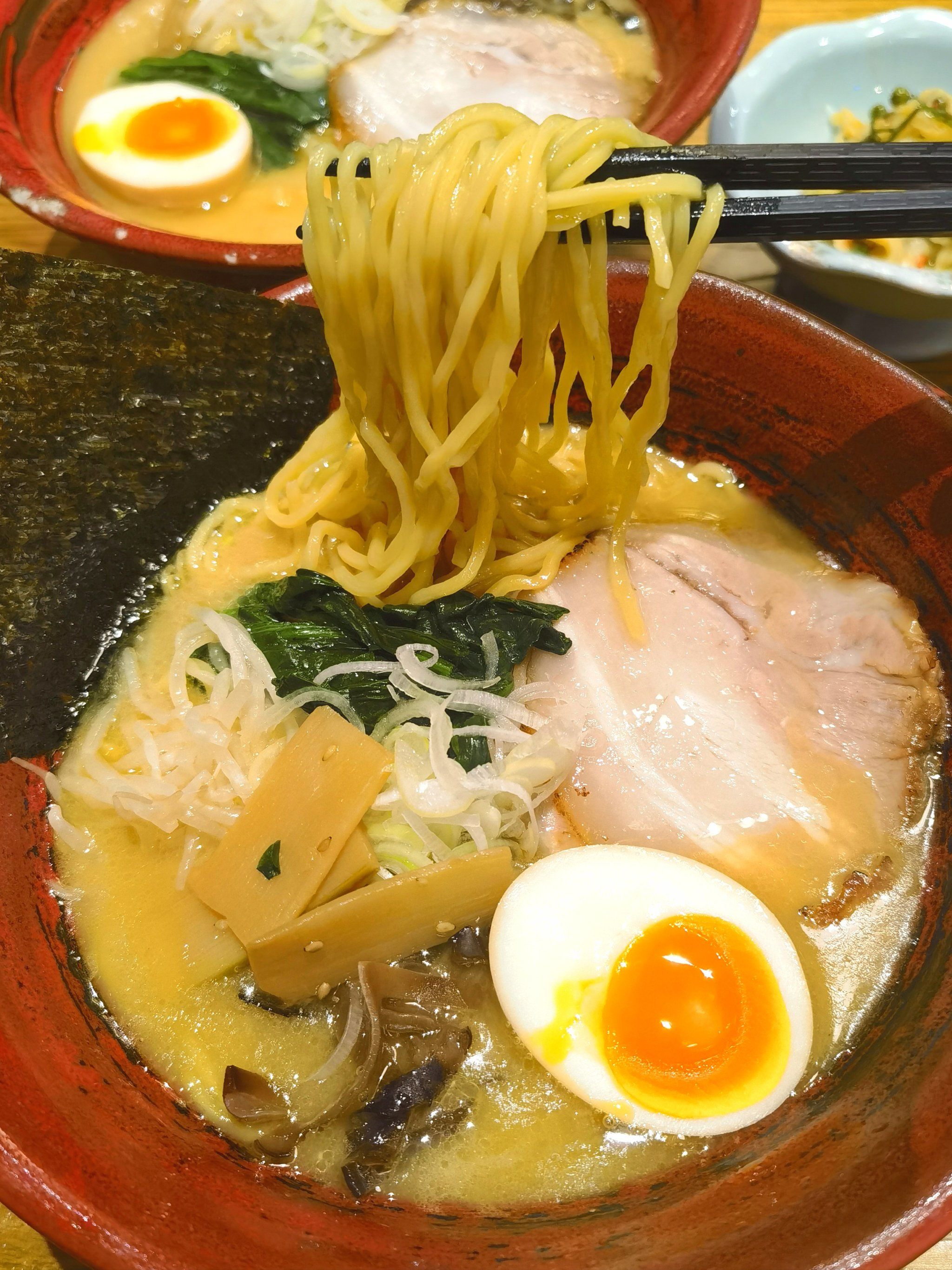 入秋来一碗暖胃的浓厚豚骨拉面,一口入魂