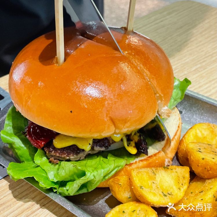 天呐！新疆的🍔汉堡居然是加辣皮子的？！