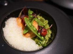 香煎三文鱼配青豆，自制番茄干，-AZUL by FUEL蓝色·法式酒馆(琶醍店)