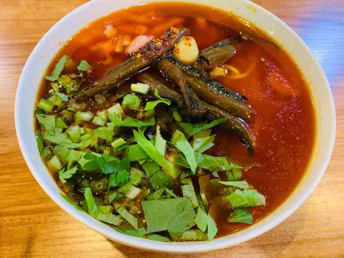 膳隅张记鳝鱼面馆-"【鳝鱼面】鳝鱼很脆 辣汤加上酸萝卜很开.