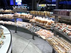 面包甜点陈列柜-仟吉KenGee(武汉高铁站店)