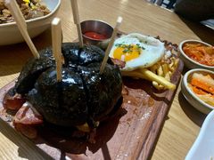 经典牛肉汉堡-HELLO 27 意面·沙拉·帕尼尼