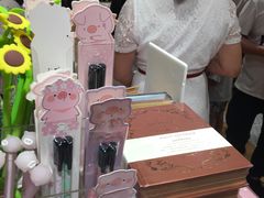 商场一楼卖小玩意儿的店-万润广场