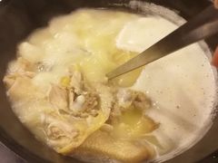 浓厚原只鸡煲花胶汤-鲜入围煮花胶鸡海鲜火锅