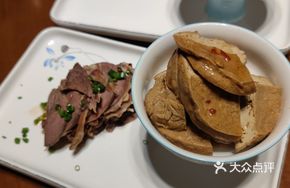 Beef and Vegetarian Roast Goose