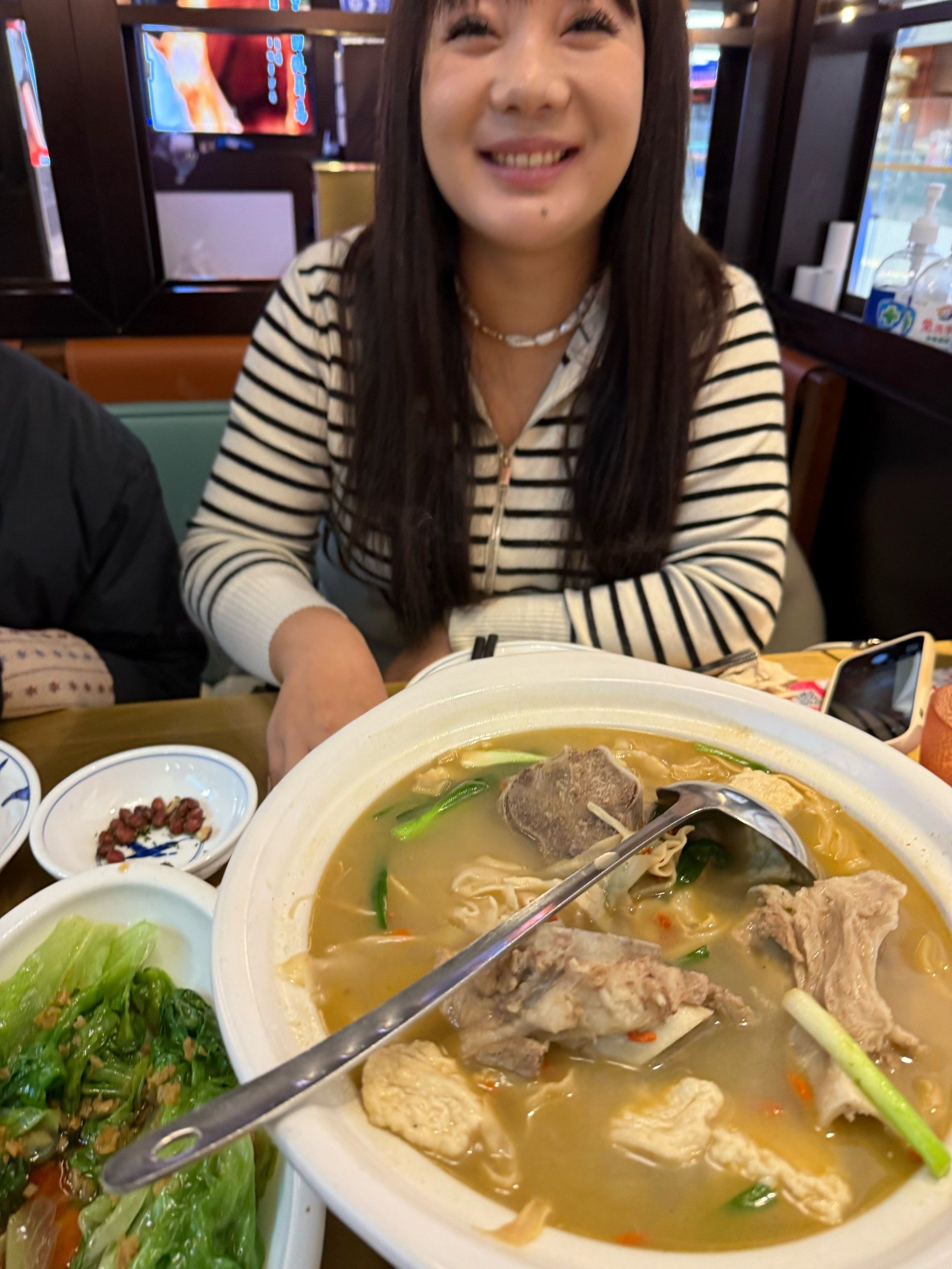 中午到点了,和姐妹们一起来吃饭
