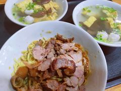-松树干拌面店