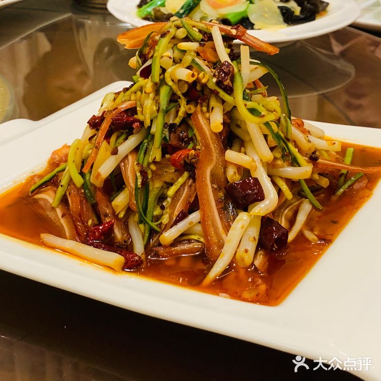猪耳朵，牛头肉，凉粉，都不错，西湖牛肉羹，肚丝汤