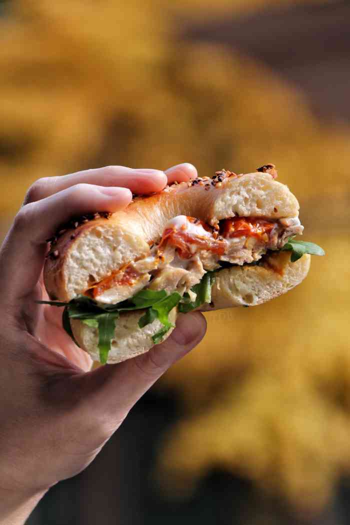 the daily bagel-"去年十月初去喝个咖啡聊个天,碰巧遇到th.