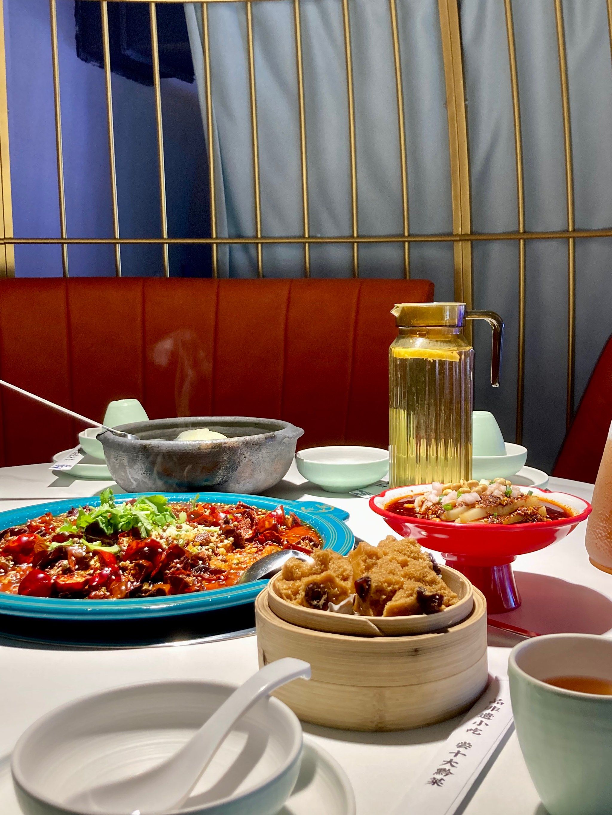 小姐姐们接待周到,验券上菜快
空间大!室内有两层,还