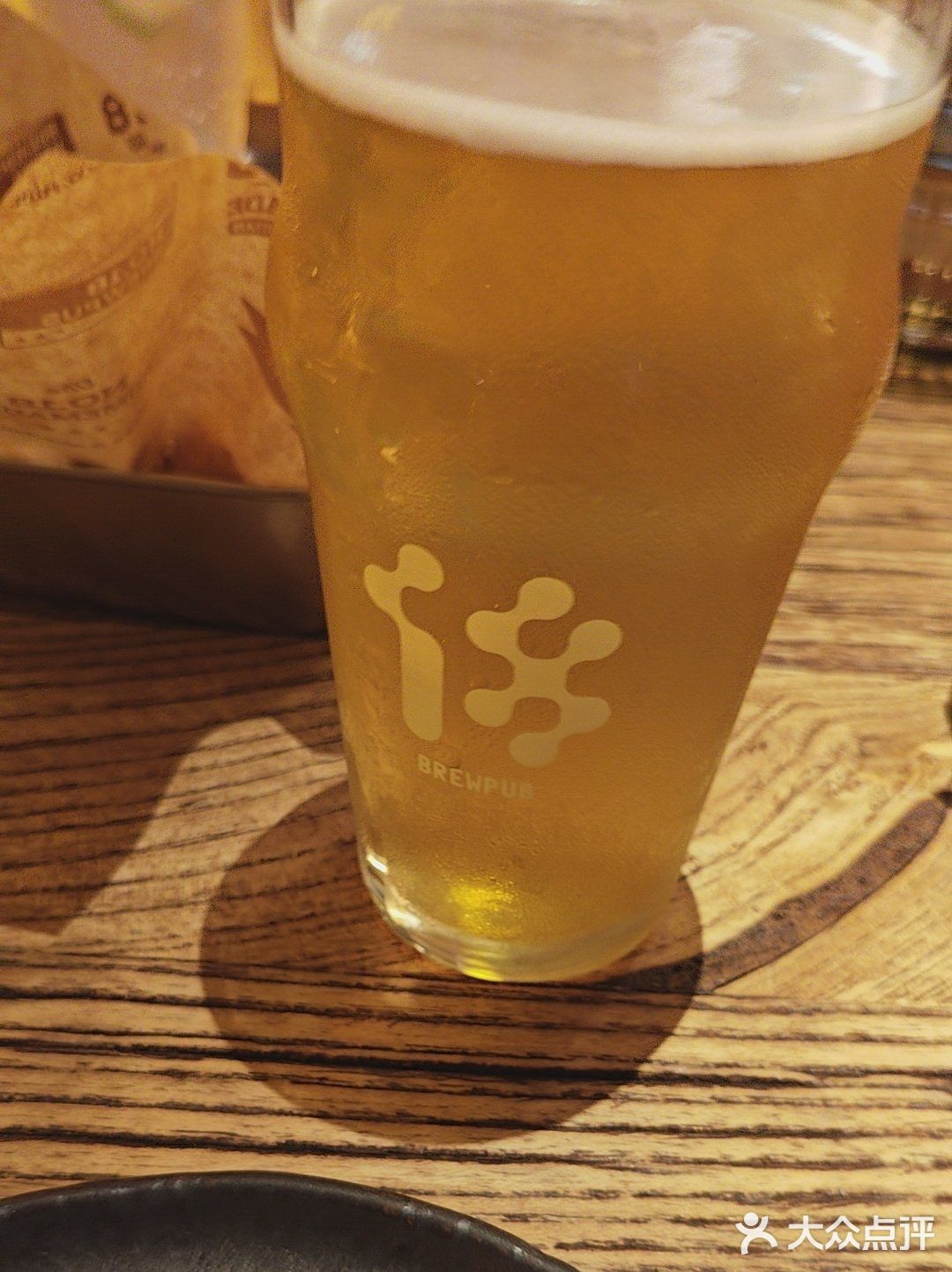 夜幕下的酒馆时光