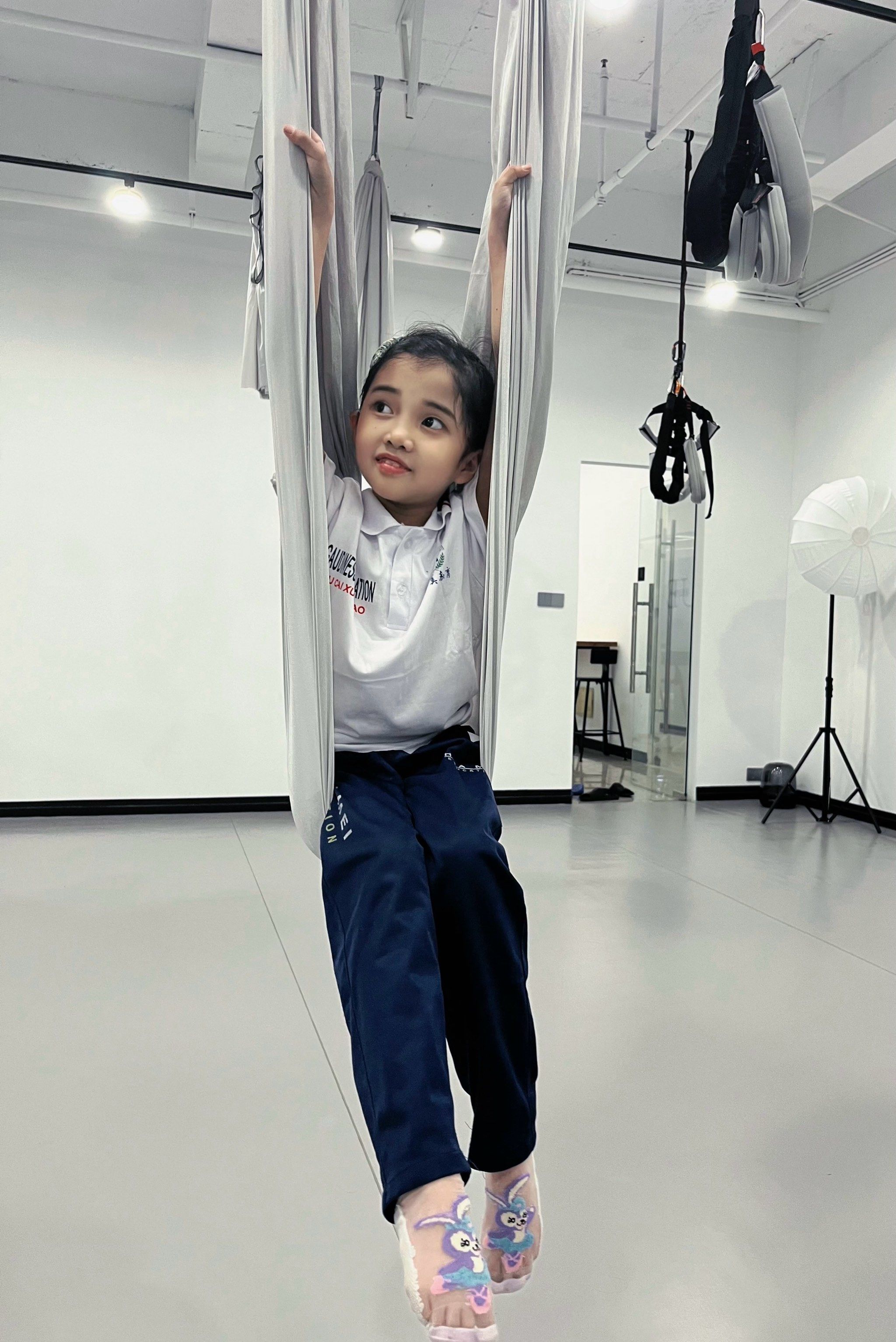 空中瑜伽一点也不难,小朋友轻轻松松就上手