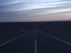 夕阳下的公路-敦煌雅丹国家地质公园