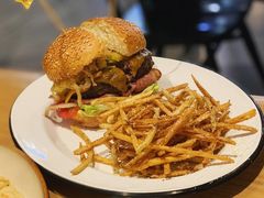 27&nbsp;牛肉汉堡-HELLO 27 意面·沙拉·帕尼尼