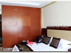 华洋宾馆（杭州）09-老爹住的房间-在桌子位置照向大床-华洋宾馆