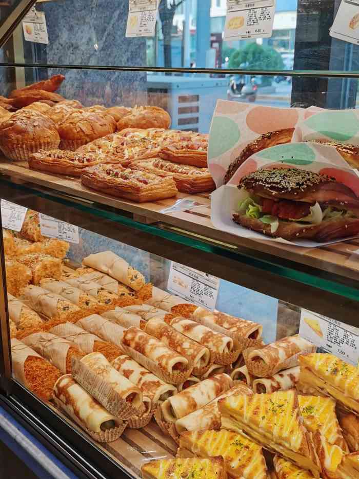 欧佩拉(学田店)-"还行,中午去的面包不是很多,拿了盒饼干感.