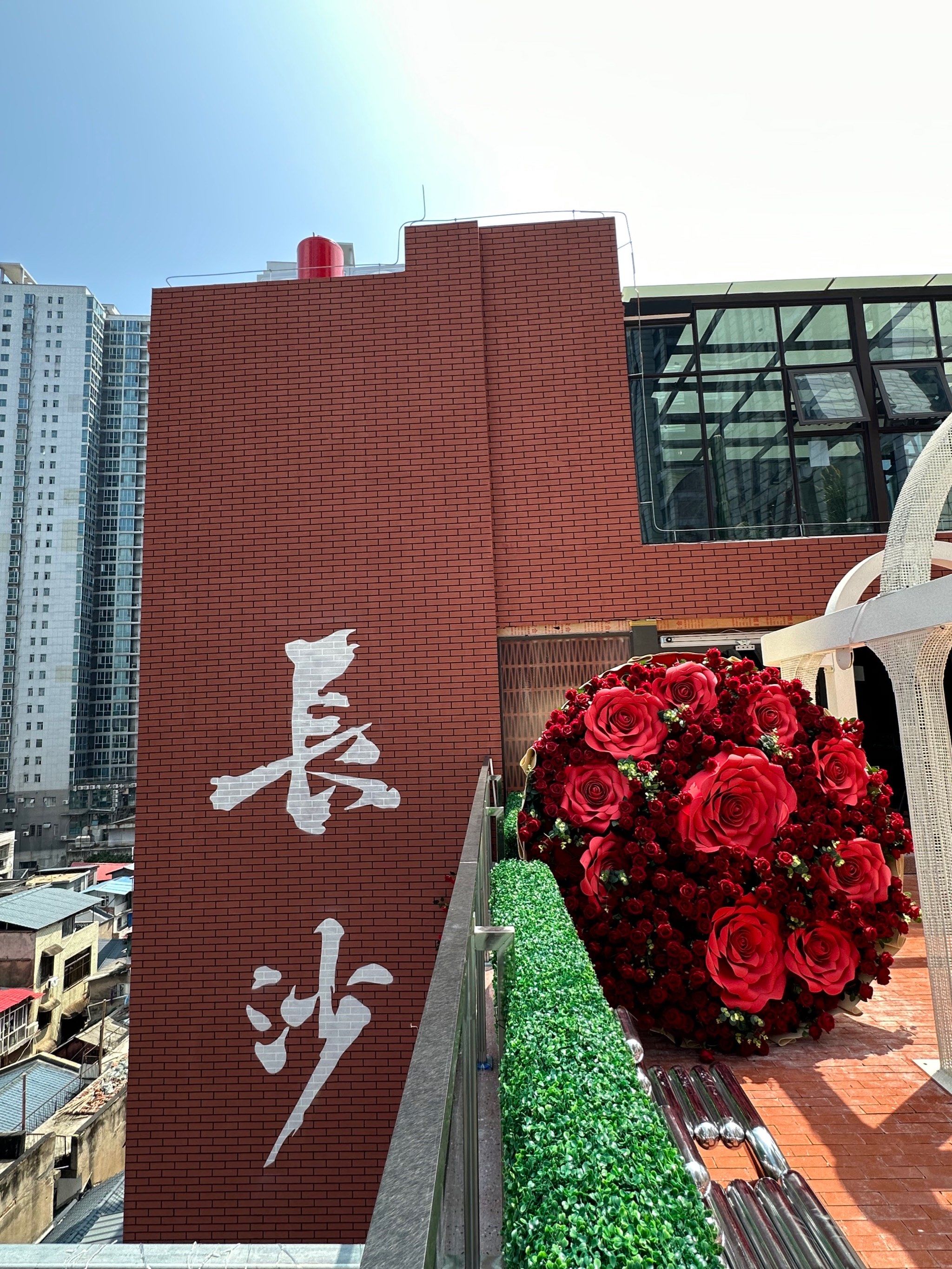 上周来长沙旅游,选择了这家長酒店,设施都很新,独栋设计,就在市中心去