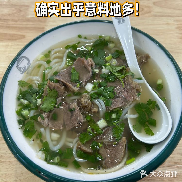 这碗粉的牛肉分量，确实出乎意料地多！