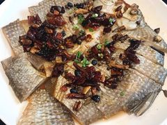 香煎武昌鱼-刘胖子家常菜·蹄花焖藕(中南店)