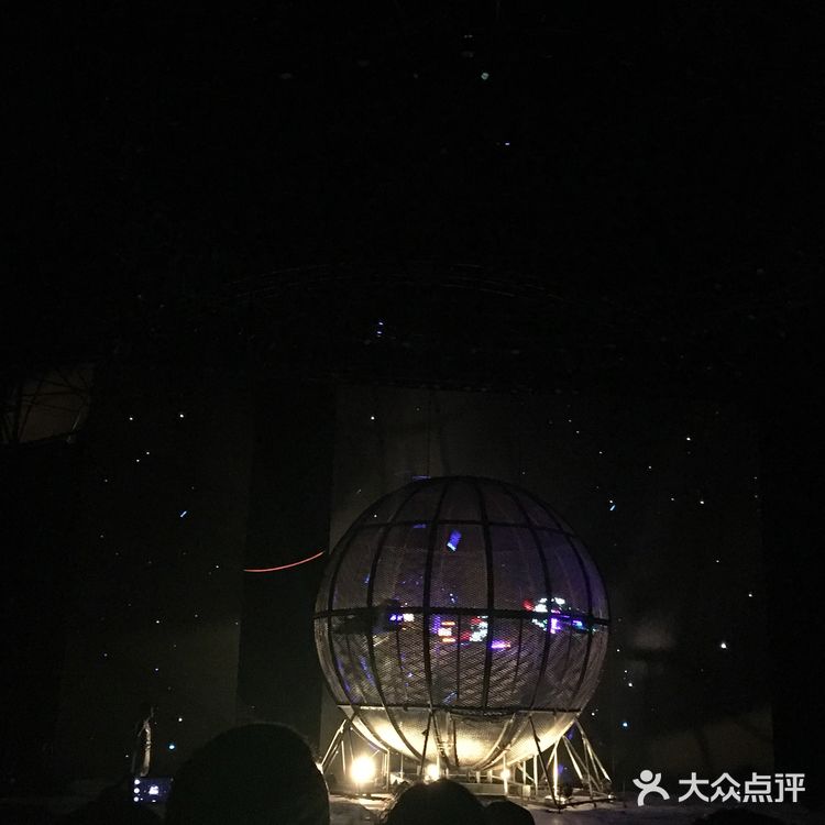 跟团游中的杂技表演，以前都是在电视上看到的