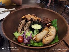 猪肉拼盘-Naughty Nuri’s Phuket