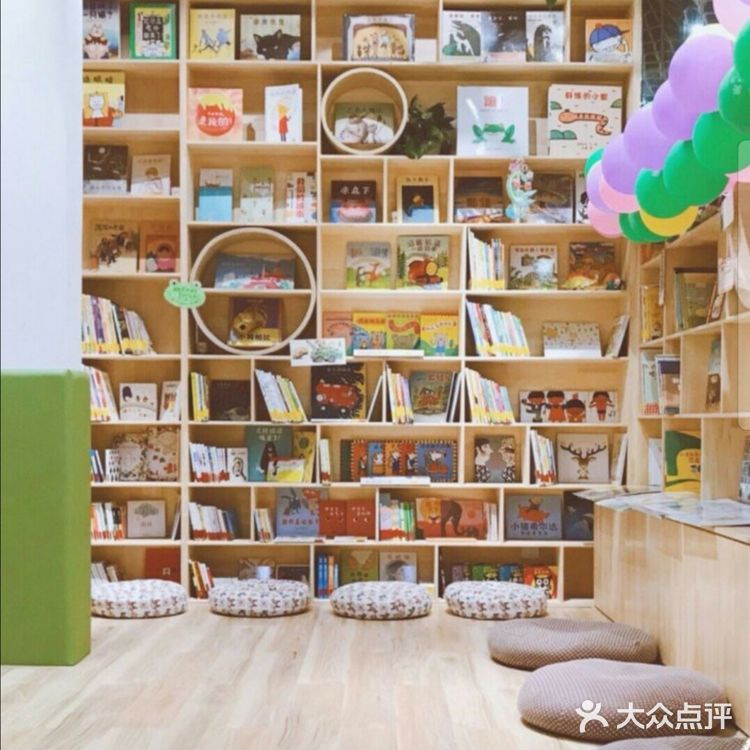领孩子看书 就来极美绘本馆