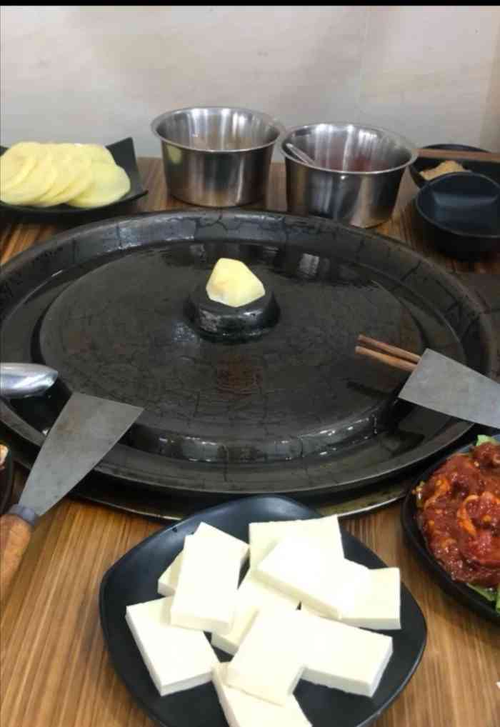 石棉锅盖烤肉-"店外面刚好在修路第一次来雅安白天玩的.