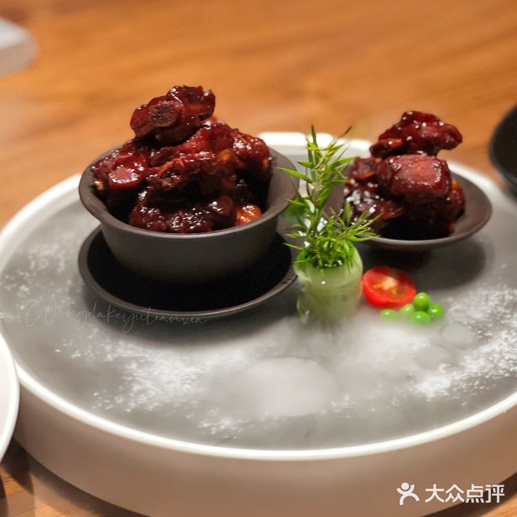 美味的苏浙菜和温润的茶水搭配，江南气息浓郁