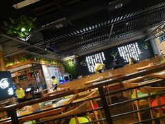 大堂-洪氏嗨捞·广东猪肚鸡·椰子鸡火锅(西咸万象城店)