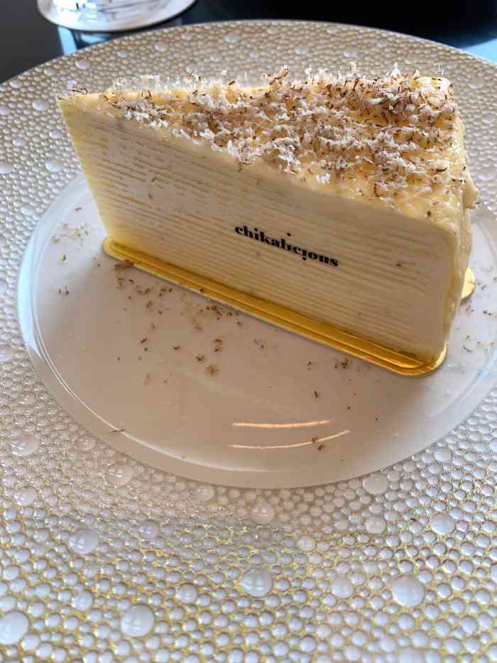 终于试到白松露千层蛋糕,上面的白松露很香,跟蛋糕很配,但下面的千层