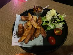 德国香肠片配风味腌菜丝-5号公路餐厅(曼哈顿店)
