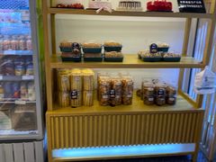 面包甜点陈列柜-三宝村点心连锁(长虹店)