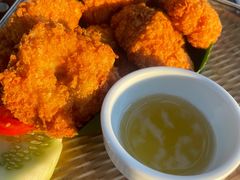 炸虾饼-卷心菜和避孕套餐厅(Pattaya)