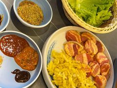 烤精选猪五花配酸菜-小米烤肉-泥炉炭烤(常营店)
