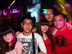 和老板合影-覃记海鲜美食餐厅