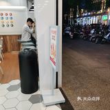 店面相对比较哒，有很多座位