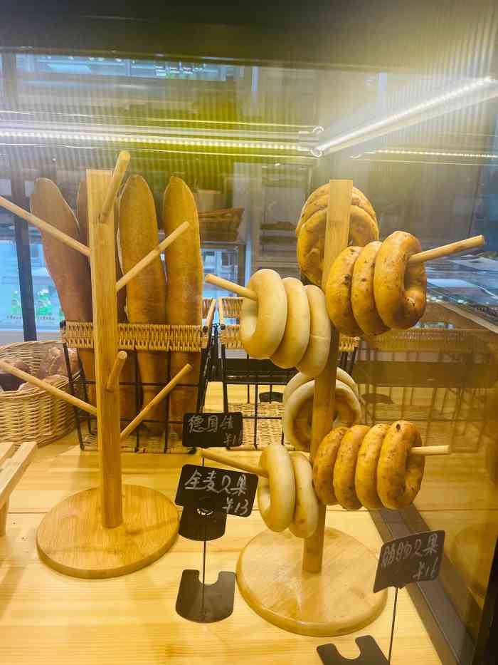 熊叔熊婶面包房-"一个办公楼一楼的面包店,进门左手边是面包.