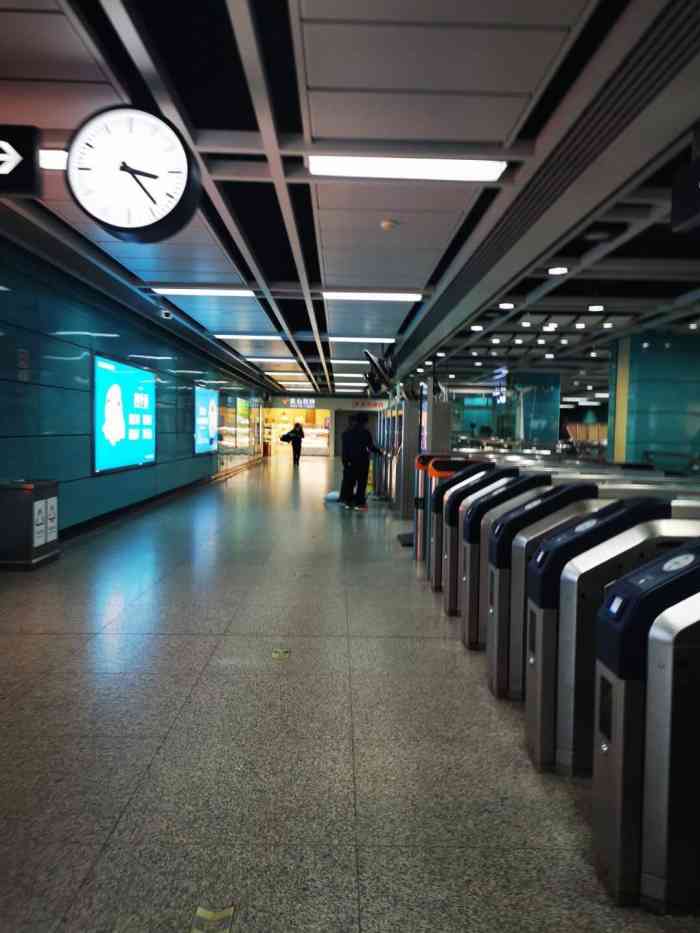 番禺广场(地铁站)-"番禺广场地铁站是广州地铁三号线的首发站.